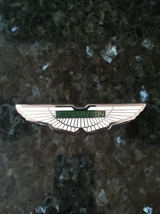 INSIGNIA ASTON MARTIN ESMALTADA BLANCA/VERDE EN CROMO - Imagen 1 de 3