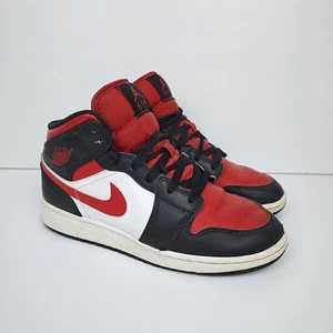 Nike UK 5 Air Jordan 1 Mid GS Bred scarpe da ginnastica bambini pelle nero rosso bianco sneaker - Foto 1 di 24