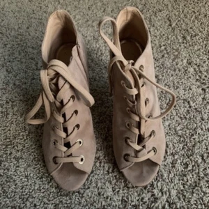 Badgley Mischka Jewel Lace Up Sandal Bootie Size 7 EUC - Picture 1 of 3