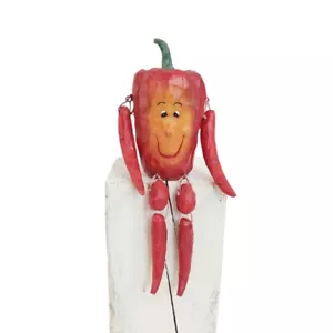 Estatuilla antropomórfica de pimiento rojo estante cuidador brazo colgante pierna resina vegetal - Imagen 1 de 13