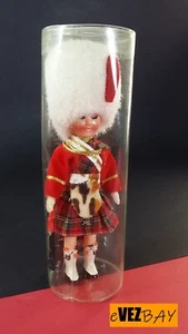 BAMBOLA Souvenir regionale - VINTAGE - Scots Guard - Hand Made - UK England - Picture 1 of 7