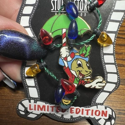 Disney DSSH DSF Pin Jiminy Cricket Holidays 2008 Luz de Navidad LE 300 LEER Foto 1 de 4