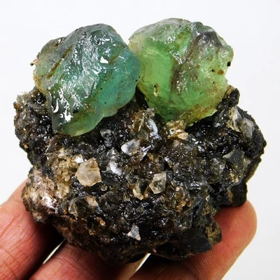 Cristal de fluorita natural de 707 quilates sobre matriz espécimen mineral | Piedra curativa cruda Foto 1 de 4