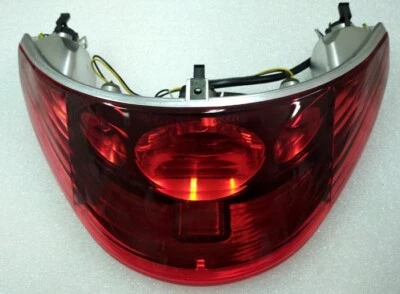 FANALE POSTERIORE BEVERLY 125 200 250 400 500 PIAGGIO COMPLETO TRIOM T3209010 - Immagine 1 di 4