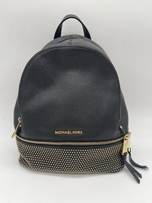 $358 Mochila Michael Kors Dorada Tachonada Edgy Street Wear-Cuero Guijarro Negro Foto 1 de 4