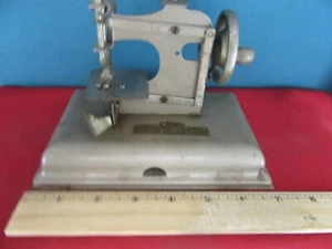 KAYanEE NY Vintage Miniatur Kinder Metall Nähmaschine mit Anleitung - Bild 1 von 8