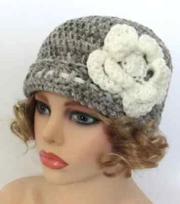 SOMBRERO CLOCHE GORRA QUIMIO TONOS DE GRIS HECHO A MANO CROCHET ACRÍLICO SIN ALA FLOR Foto 1 de 4