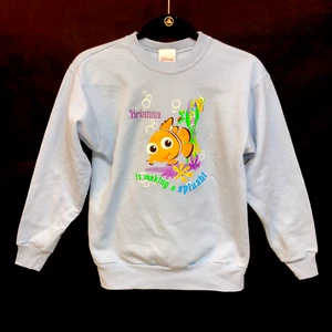 Nuevo con etiquetas Sudadera para niñas Disney Store Brianna Making a Splash Nemo Azul Claro - Imagen 1 de 6