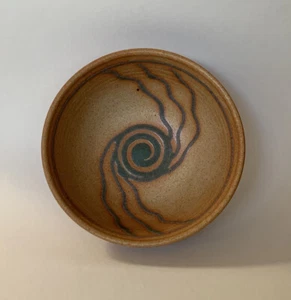 Ciotola decorativa in ceramica artistica studio con vortice firmata 7x3” fatta a mano - Foto 1 di 7