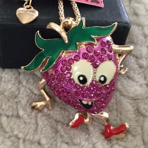 Neu mit Etikett Betsey Johnson Halskette tanzende Erdbeere hellrosa goldfarbene Kette - Bild 1 von 5