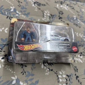 Superman & metropolis PD V Bat man Hot Wheels Matel 2018 - Picture 1 of 4