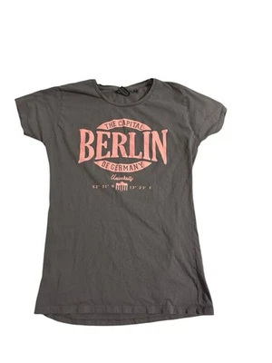 Camisa de manga corta Fox Originals Universidad de Berlín Alemania para mujer talla grande Foto 1 de 4