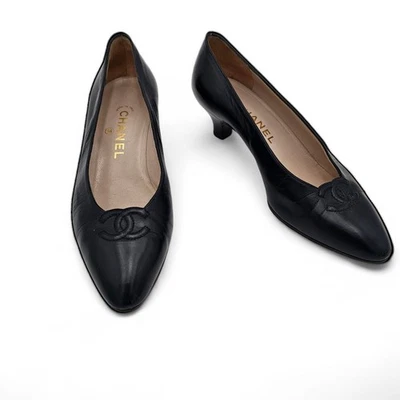Chanel CC Vintage Gatito Tacón Bomba Cuero Negro Punta Talla 37.5 EE. UU. 6.5 7 Foto 1 de 4