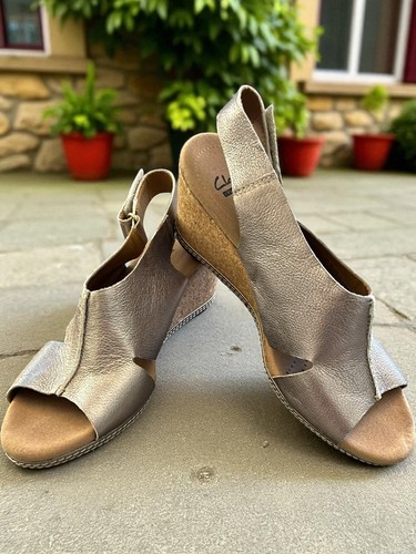 Sandali Clarks Collezione Helio Oro Metallizzato Zeppa Sughero Slingback Taglia 10