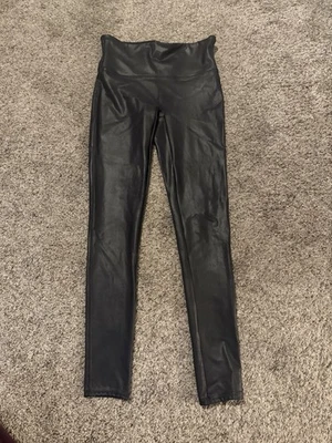 Леггинсы Spanx из искусственной кожи размер M, черные в отличном состоянии - Изображение 1 из 3