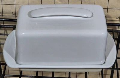 Винтажное фарфоровое антикварное блюдо с маслом Trudeau с крышкой — белый 8-дюймовый поднос и купольная крышка - Изображение 1 из 4