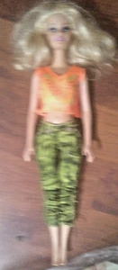 Barbie Swappin Styles Blonde Glam Eyes 2010 in camo pants crop top - Picture 1 of 3