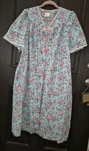 Plumero de pijama para mujer Simply Basic XL azul con flores multicolores frente a presión - Imagen 1 de 5