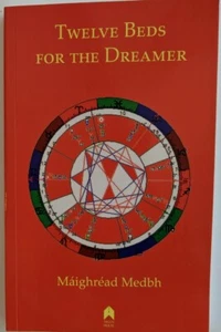 Twelve Beds for the Dreamer by Maighread Medbh (English) Paperback - Foto 1 di 1