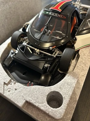 Pagani Zonda R Autoart Signatures 1/18 NEW!!! - Immagine 1 di 4