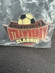 Prendedor de solapa vintage de balón de fútbol clásico Marysville Strawberry 2013 - Imagen 1 de 1