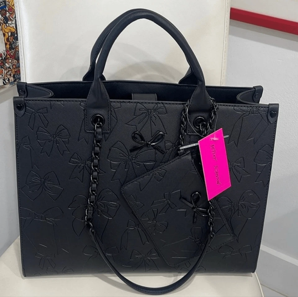 NUEVO Bolso de Mano Betsey Johnson con Arco en Relieve con Bolsa Foto 1 de 4