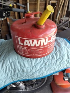 Vintage Lawn-Boy 2 1/2 Gallonen runder Stahl Benzinkanister Ausgießer SAUBER 610613 - Bild 1 von 9