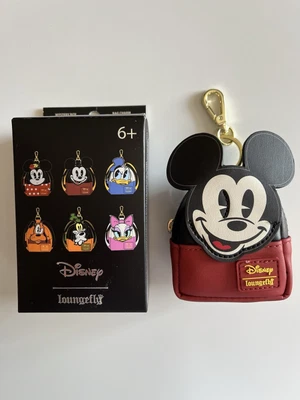 Mini Mochila Bolso Loungefly Disney Mickey & Friends Caja Misteriosa Dije: Mickey Foto 1 de 2