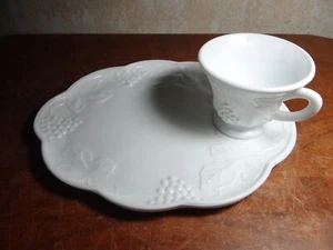 Vintage Indiana Glass Snack Sets Plates/Cups Milk White Colony Harvest Grape - Picture 1 of 8