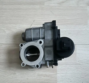 NISSAN NOTE BENZIN DROSSELKLAPPENSTUTZEN HITACHI SERA576-02 B 6Y01 B - Bild 1 von 3