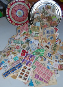 Weltweite Briefmarkensammlung auf Papier, in roter Dose, Lot E - Bild 1 von 5