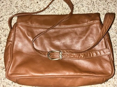 Cartera de montaña de piedra marrón Foto 1 de 4