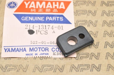 Soporte para tubo de aceite 214-13174-01 nuevo de stock Yamaha DT1 DT250 DT3 MX250 RT1 RT2 SC500 TY250 Foto 1 de 3