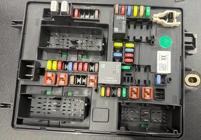2012 CADILLAC SRX FUSE BOX 20788234 OEM #32E - Image 1 of 2