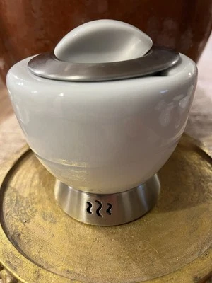 Фарфоровый держатель для масла Trudeau Butter Crock с нижней подставкой из нержавеющей стали - Изображение 1 из 4