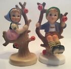 Plastikowe figurki chłopca i dziewczynki w stylu trzmiela w jabłoniach vintage