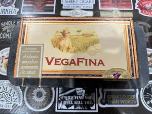 VegaFina principios de la década de 2000 rara caja de cigarros vacía de madera, almacenamiento de cigarros, coleccionable - Imagen 1 de 4