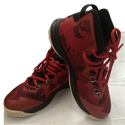 ZAPATILLAS DE BALONCESTO UNDER ARMOUR NIÑOS 2.5 Y ROJO Y NEGRO TEJIDO CAMUFLAJE DIGITAL Foto 1 de 4