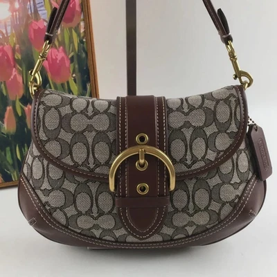 Bolso de hombro Soho Signature Jacquard asa superior CJ814 marrón arce Outlet Foto 1 de 4