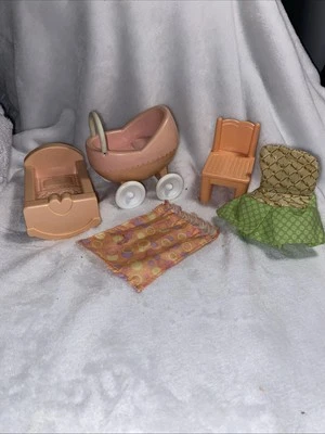 Silla y cama vintage Little Tikes muebles para casa de muñecas cochecito de bebé Foto 1 de 4