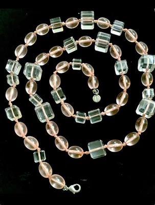 TALBOTS Collar Largo Anudado Cuentas Rosa Lucita y Cubos de Vidrio Facetado Transparente Foto 1 de 4