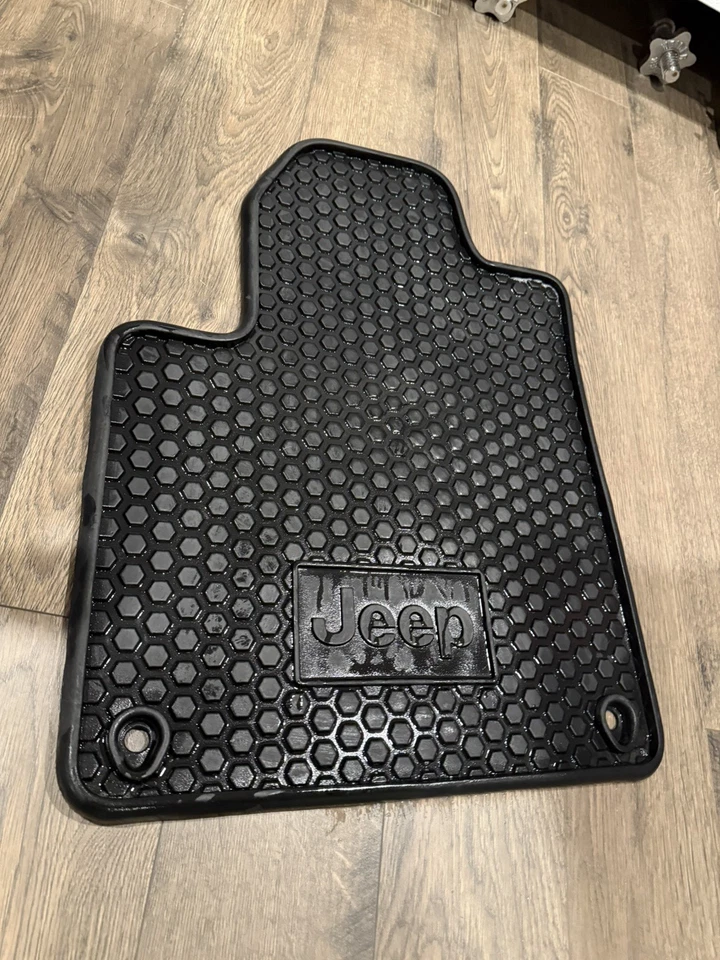 Juego completo alfombrillas de goma delanteras y traseras para todo tipo de clima Jeep Cherokee 2013-2015 OEM Foto 1 de 4