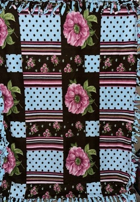 Manta de doble cara con corbata polar. Flor rosa con patrón de retazos con lunares oscuros Foto 1 de 2