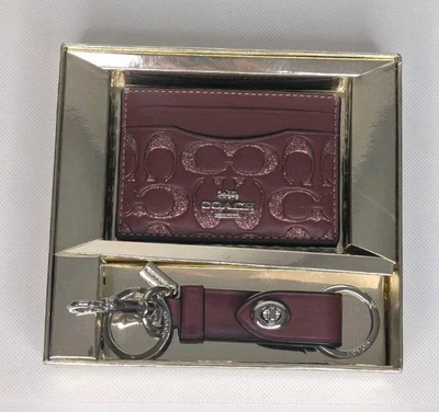 COACH En Caja Gatillo A Presión Dije y Tarjetero - Rojo/Plateado, Brillo Foto 1 de 4