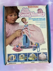 Vintage 1981 Knickerbocker Toys Baby Moppet Secret Nursery UNGEÖFFNET RAR!!! NOS - Bild 1 von 8