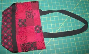 Donna Sharp Quilted Red Purse Magnetic clasp w/ cloth straps ~ 9x8x5 - Picture 1 of 11
