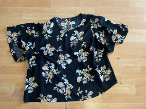WHO WHAT WEAR black floral top size 3X women plus curvy short sleeve casual T28 - Picture 1 of 5