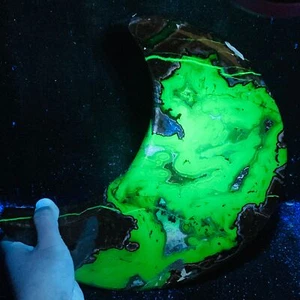 Natürlicher Vulkanachat Kristall Mond Schnitzerei Heilung 3020G (UV Reaktivkristall) - Bild 1 von 12