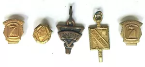 VINTAGE SET BESTEHEND AUS 5 SCHULSTIPENDIEN AUSZEICHNUNGEN HS CAMPUS PINBACKS ANSTECKNADELN 1 GOLDGEFÜLLT - Bild 1 von 8