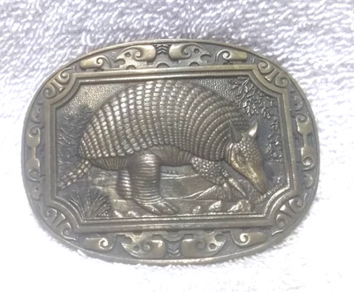 Medallas de diseño de premio armadillo de latón macizo en marco borde grabado hebilla de cinturón Foto 1 de 4